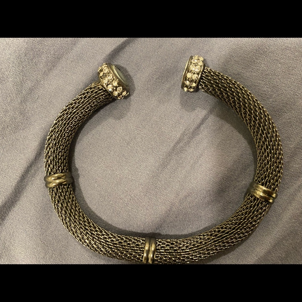 Chicos bracelet with magnet clamp. Gray/silver with clear stones